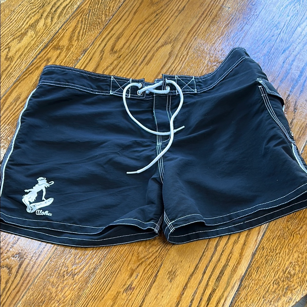 Hawaii Tapas Threads black/white swim board shorts.  Velcro pockets. Size 15.